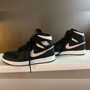 Nike Women's Black and Pink High-Top Sneakers